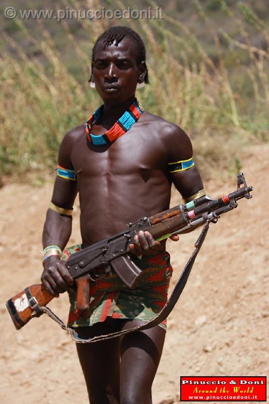 Ethiopia - 414 - Pastore Ari con kalashnikov.jpg